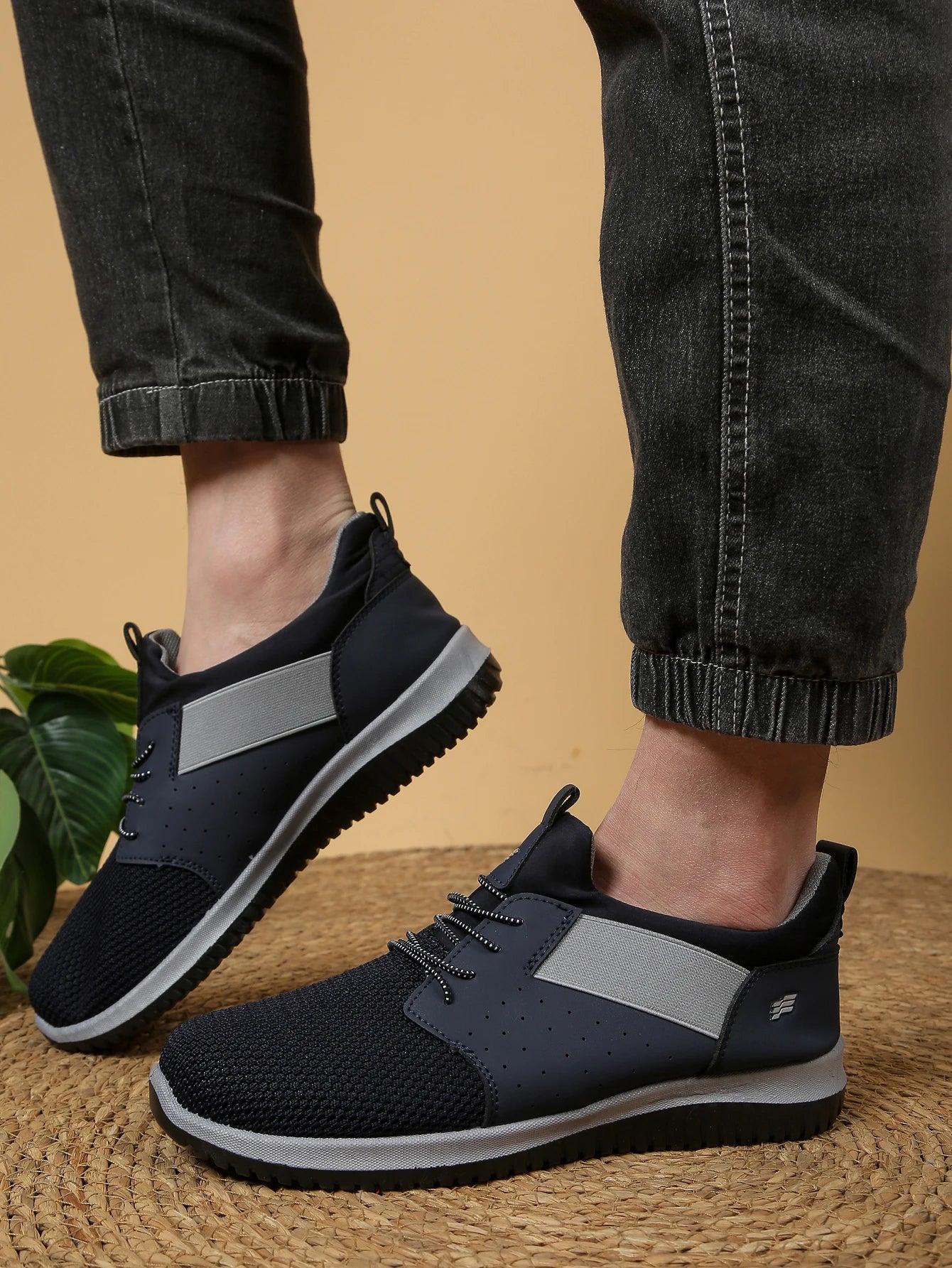 Men's casual shoes, unique and stylish design, fashionable sports shoes, low-top style, suitable for walking, running  jogging