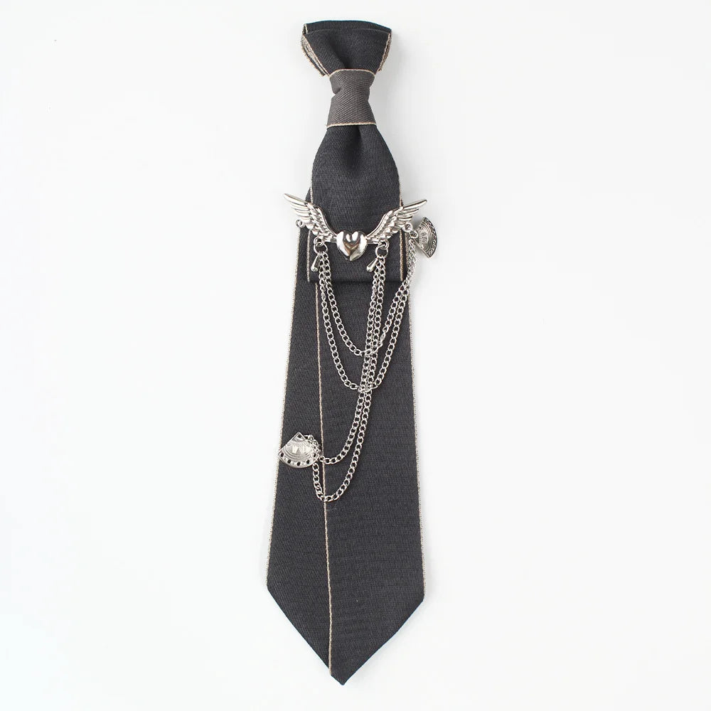A handmade high-end fashionable tie. Light luxury and generosity. Suitable for performance hosting, event performances, etc. It