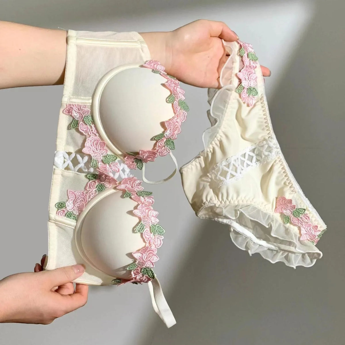 MOYISU London Anime Bralette - Delicate Wireless Bra for Set Teens, Japanese Summer Lingerie Small Bust Close-Fit Subtle Allure