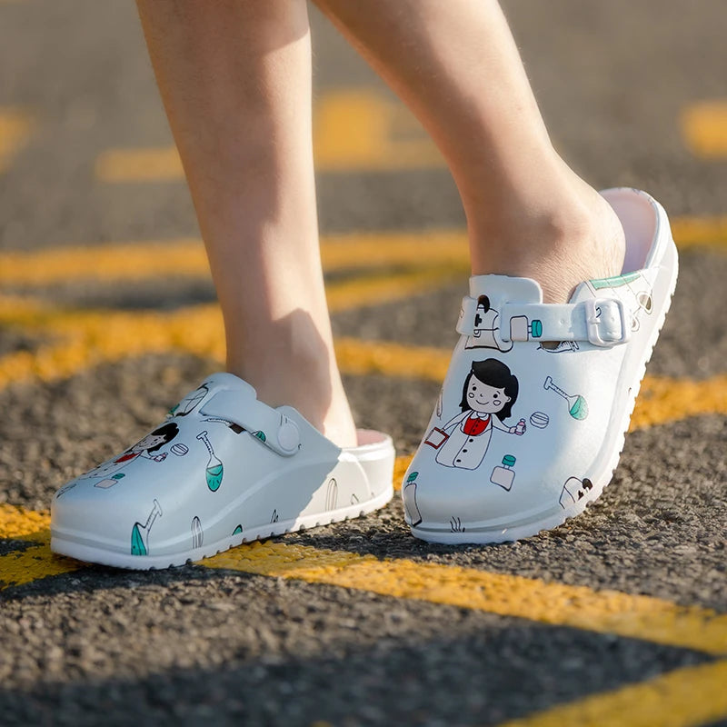 A Pair of New Summer Women's Slippers for Doctors and Nurses, Non-Slip, Wear-Resistant, Casual Closed-Toe Shoes, Versatile Sports Women's Slippers